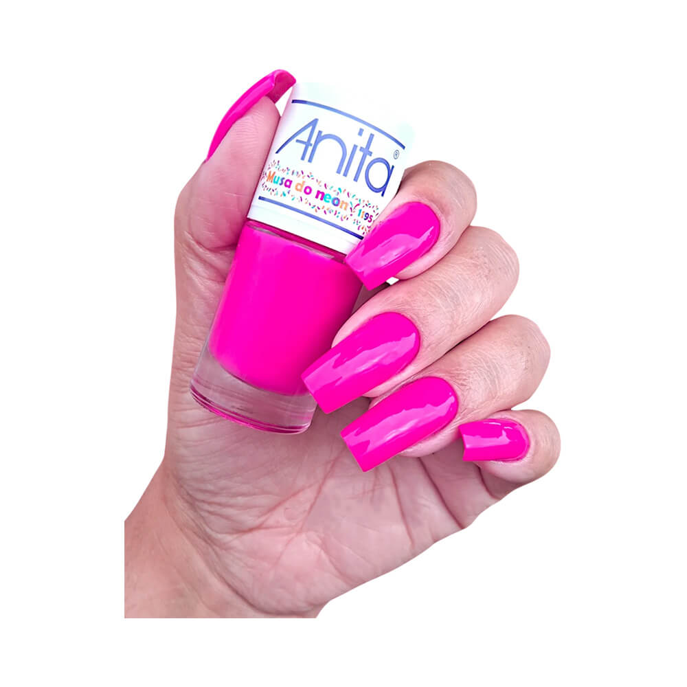 Mão com esmalte Anita Musa do Neon aplicado, tom rosa neon vibrante e acabamento brilhante